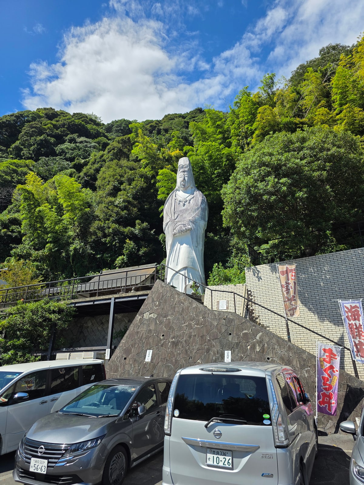 伊豆高原体験の里の近くに立つ大きな白い観音像