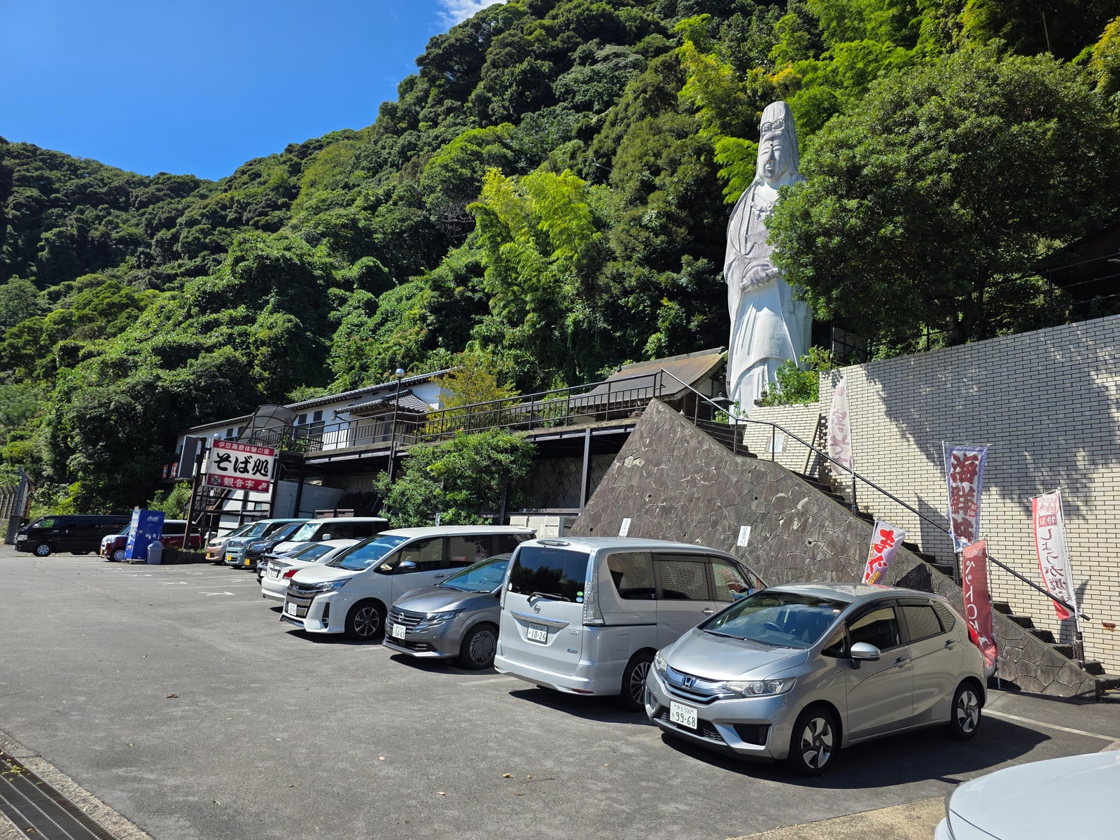 白い観音像と伊豆高原体験の里の駐車場