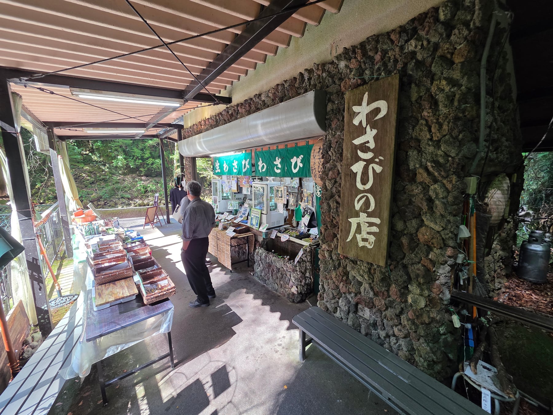 川沿いにある木の看板が目印のわさびの店