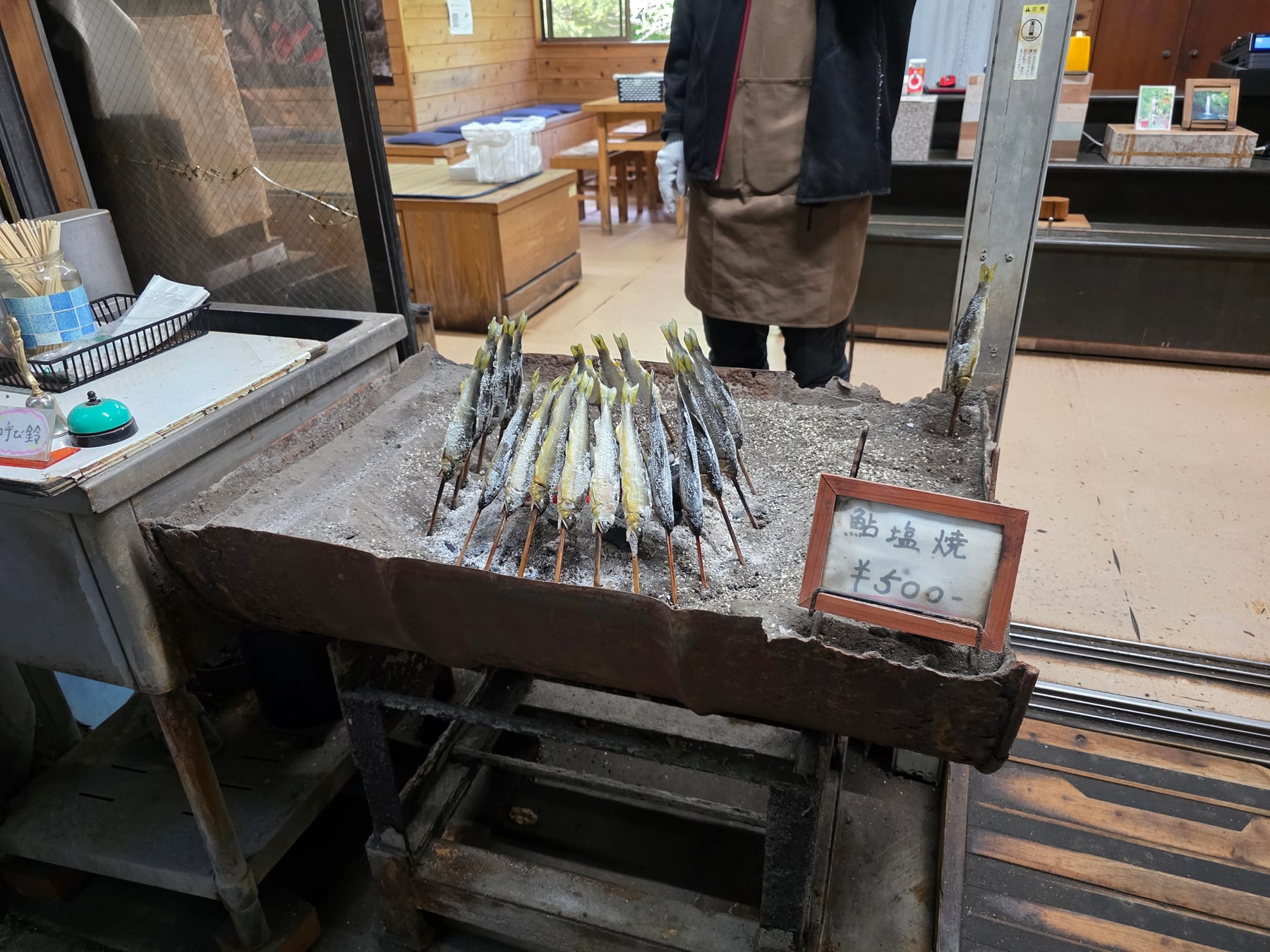 売店で炭火に並ぶ鮎の塩焼き