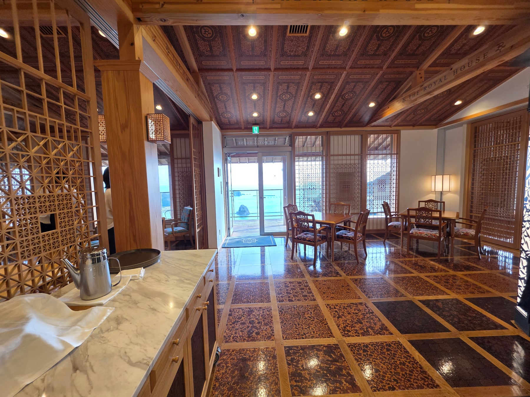 天然木を使ったTHE ROYAL HOUSEの店内